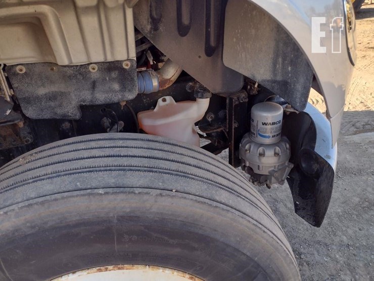 2015-freightliner-business-class-m2-106-image-32