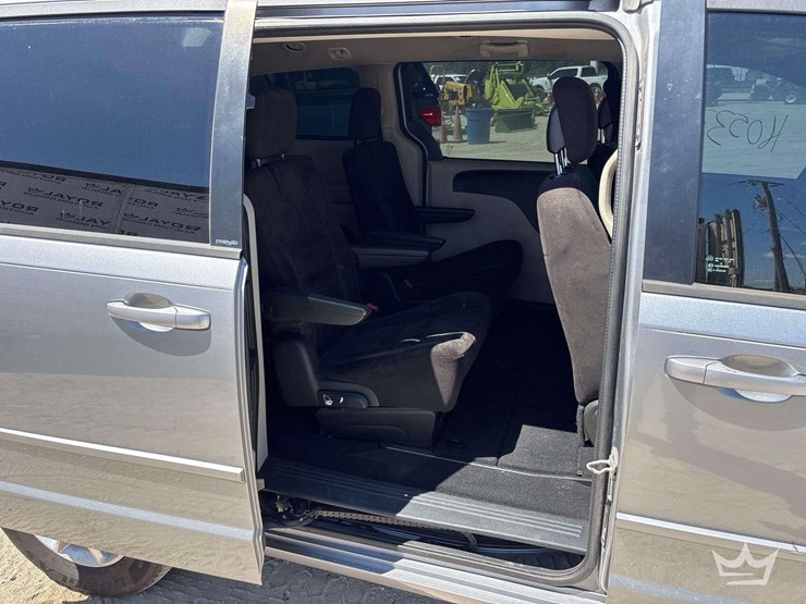 2014-dodge-grand-caravan-image-21