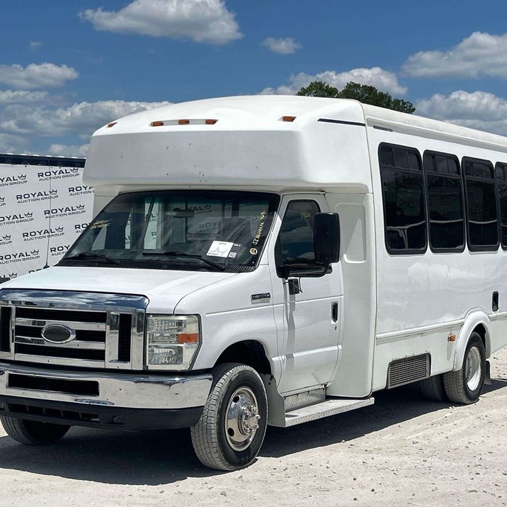 2015 FORD E450