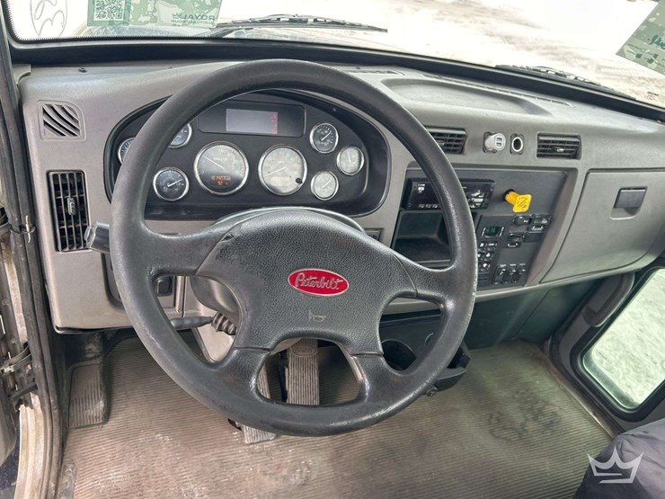 2016-peterbilt-348-image-11