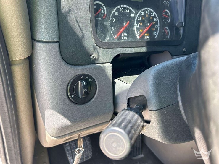 2012-freightliner-cascadia-125-image-17