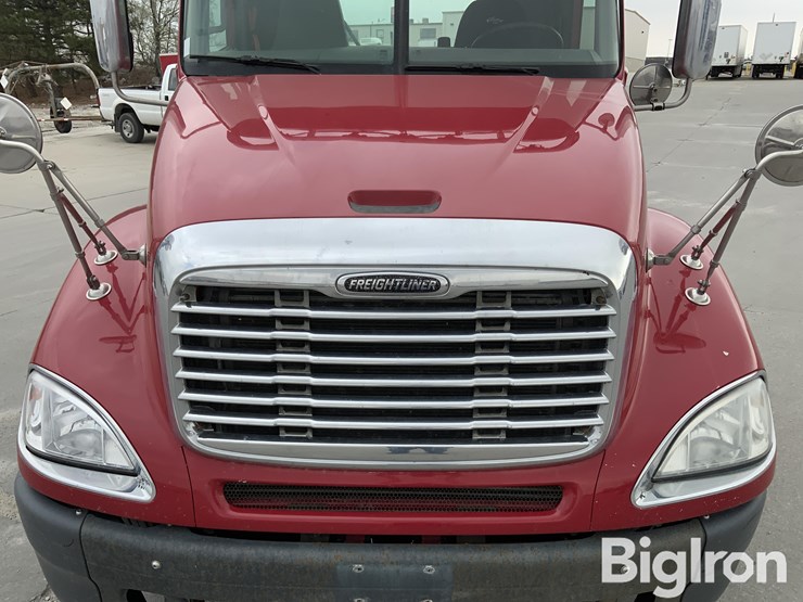 2017-freightliner-columbia-120-image-11