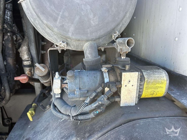 2015-peterbilt-320-image-25