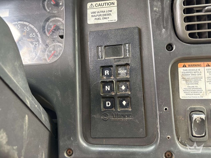 2010-freightliner-m2-106-image-42
