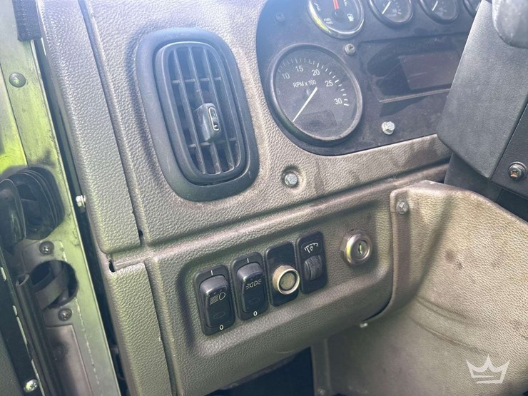2017-peterbilt-320-image-11
