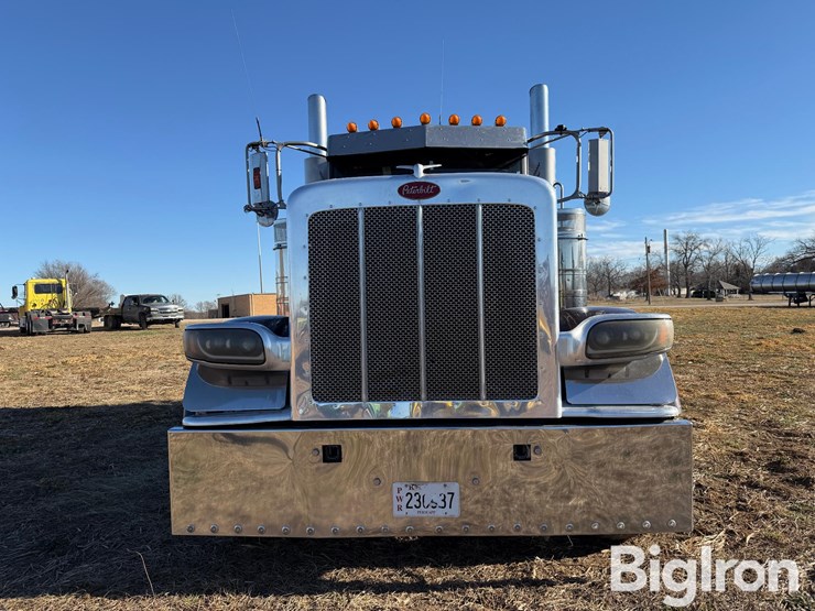 2010-peterbilt-388-image-2