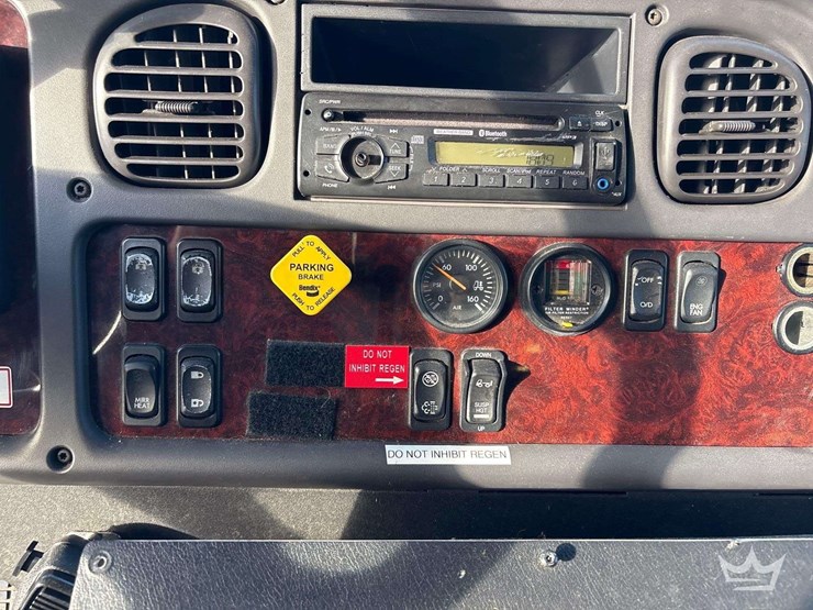 2015-freightliner-m2-106-image-21