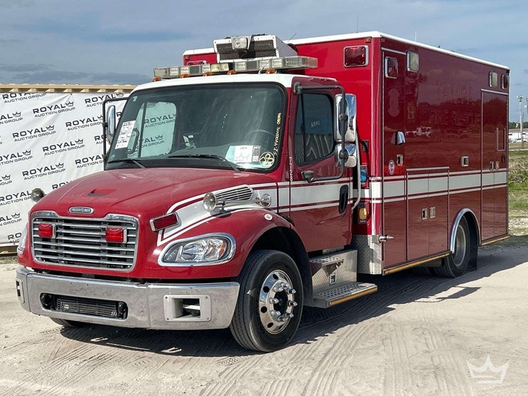 2005-freightliner-fld120-image-1