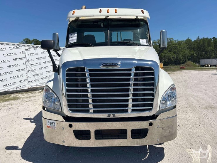 2012-freightliner-cascadia-125-image-28
