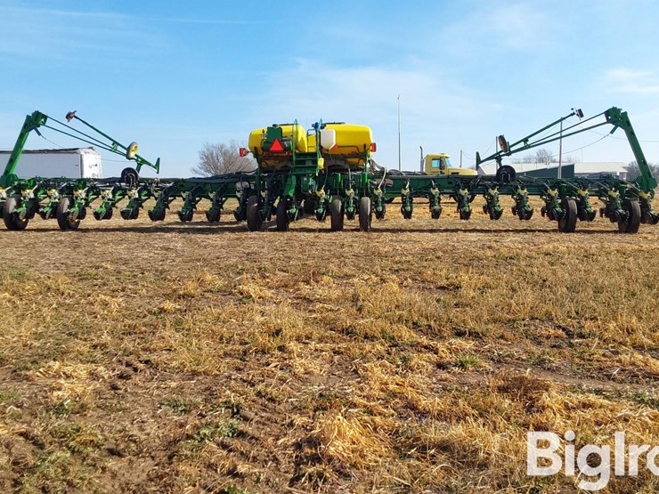 2015-john-deere-1775nt-image-12