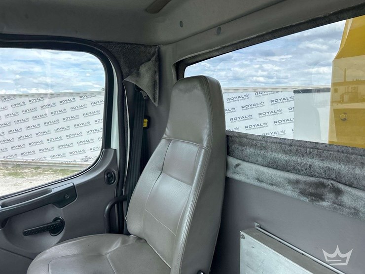 2012-freightliner-m2-106-image-16