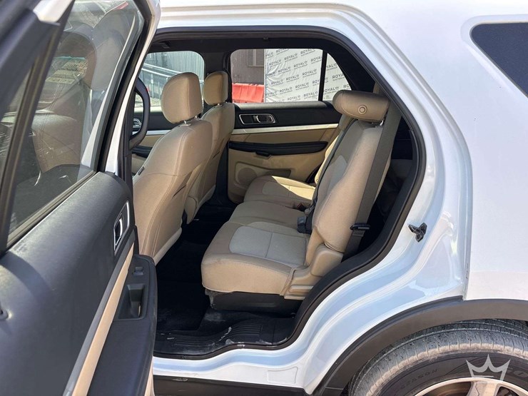2017-ford-explorer-image-19