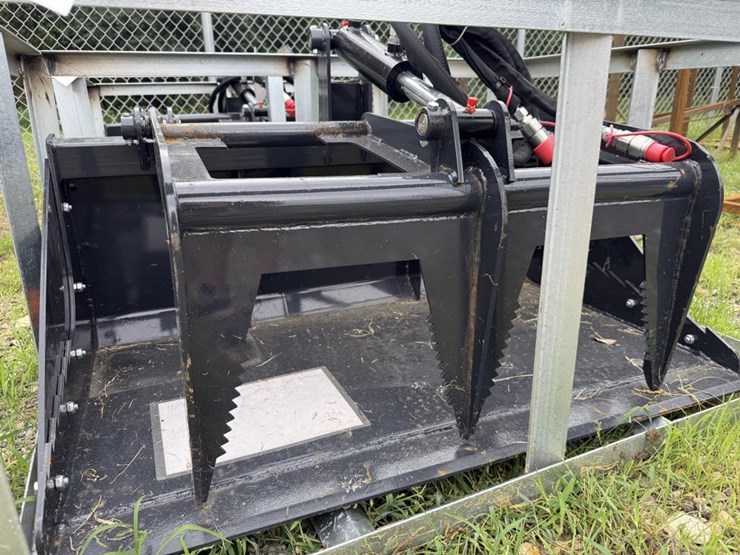 #77-•-44"-mini-skid-steer-grapple---mgb-72-44w-image-1
