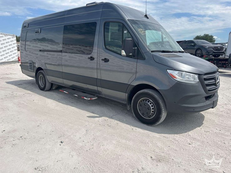 2021-mercedes-benz-sprinter-4500-image-2
