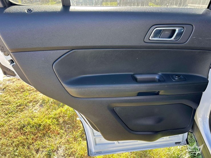 2017-ford-explorer-image-17