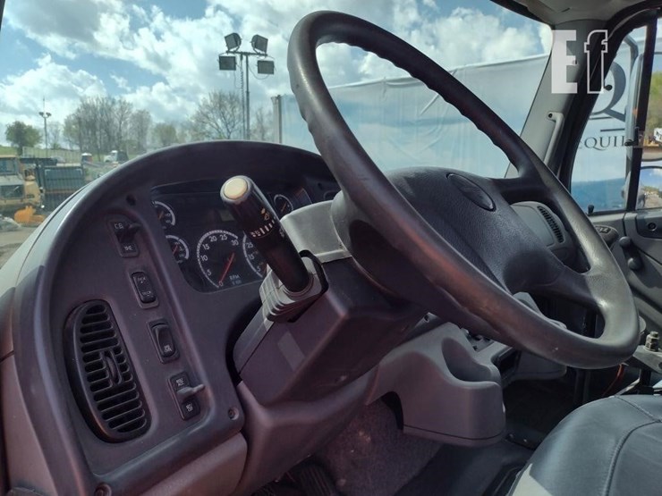 2007-freightliner-business-class-m2-106-image-13