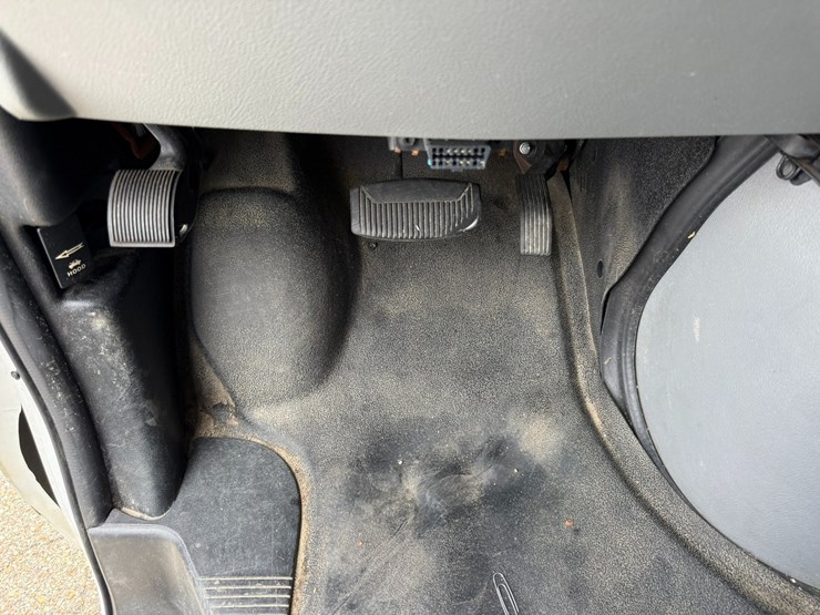 2011-ford-cargo-image-43