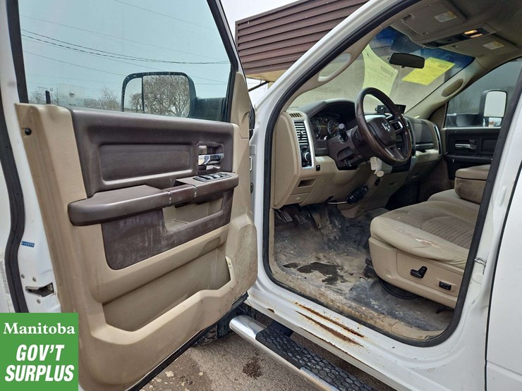 2011-dodge-3500-image-17