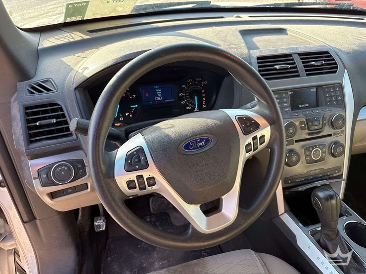 2015-ford-explorer-image-13