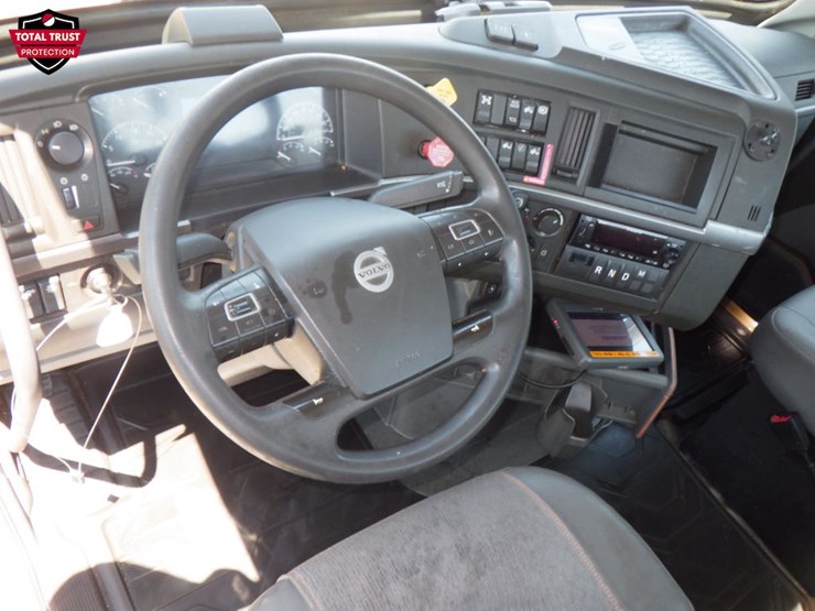 2022-volvo-vnl300-image-15