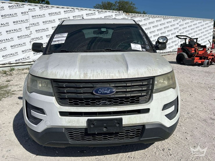 2016-ford-explorer-image-25