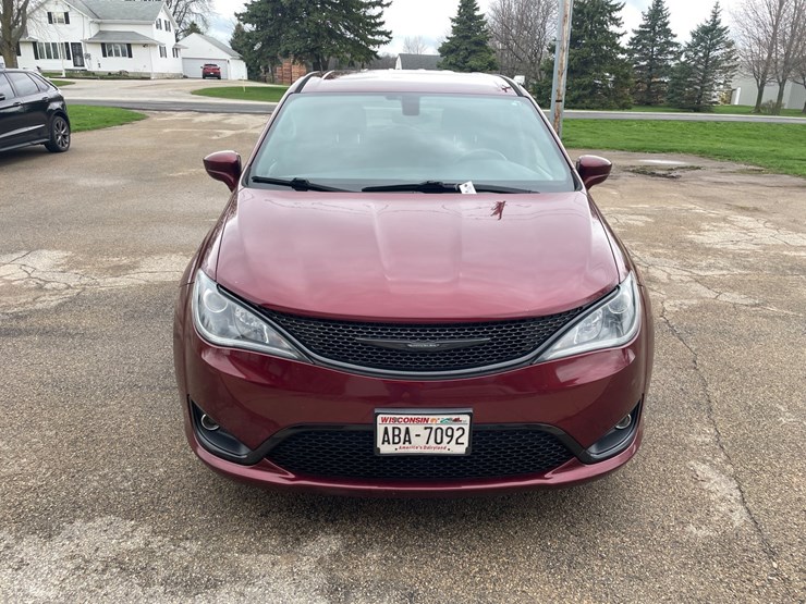 2018-chrysler-pacifica-image-2