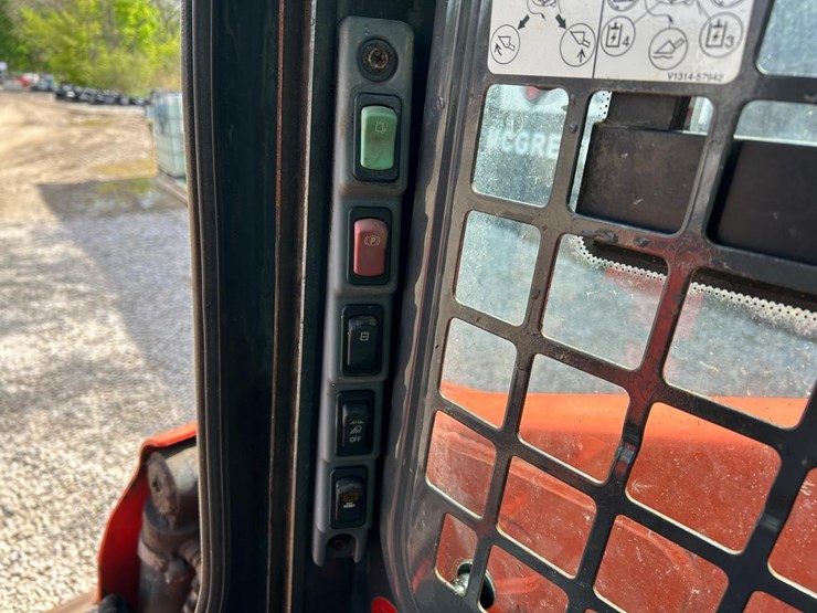 2018-kubota-ssv75-image-21