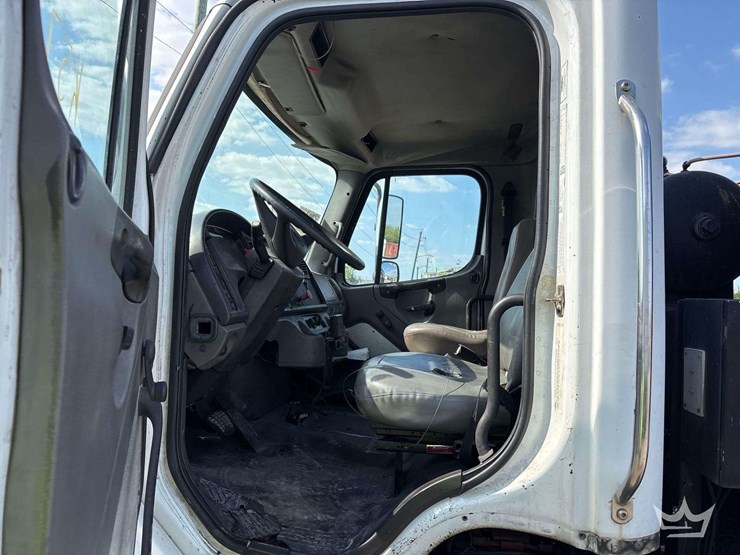 2007-freightliner-m2-106-image-34