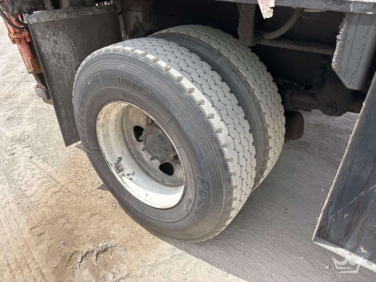 2007-freightliner-m2-106-image-25