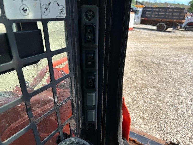 2018-kubota-ssv75-image-22