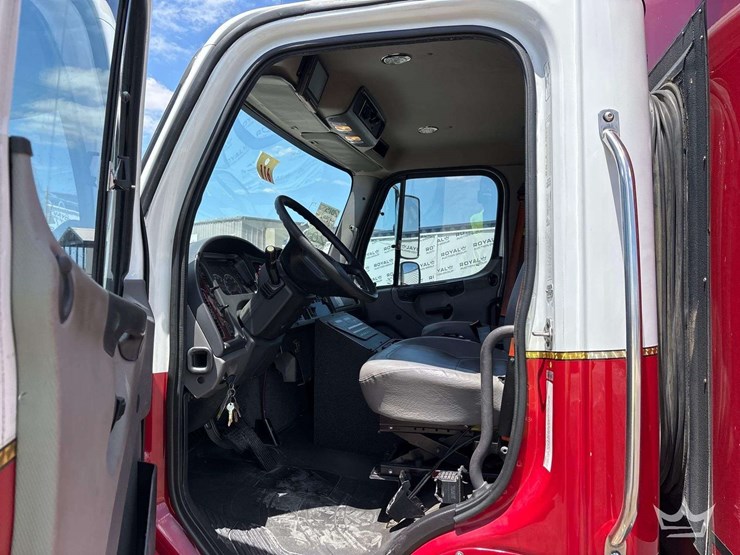 2015-freightliner-m2-106-image-15