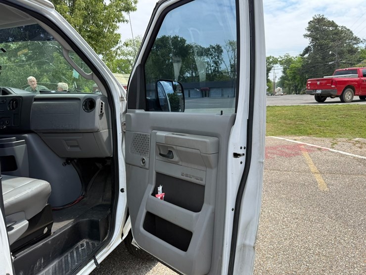 2011-ford-cargo-image-33