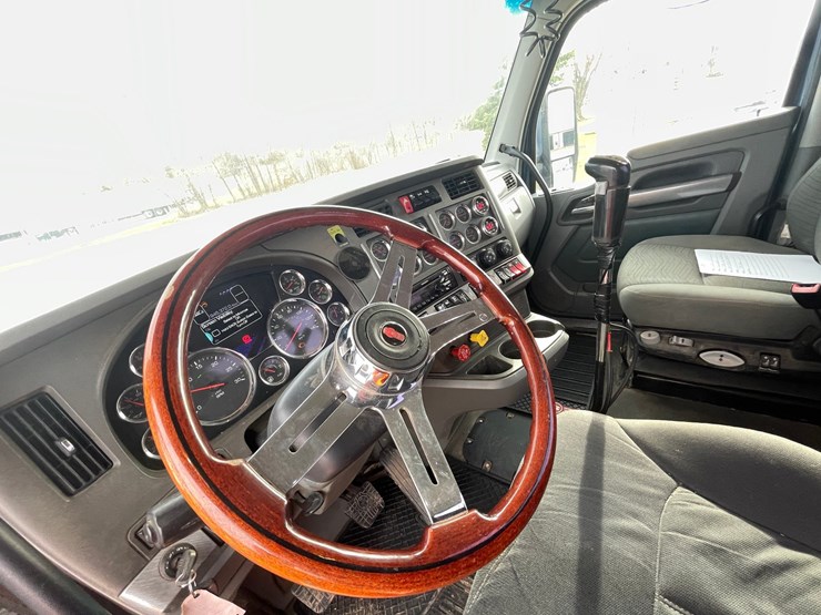 2015-kenworth-t880-image-109