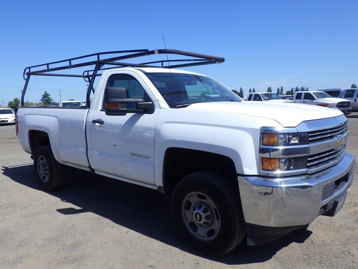 2018-chevrolet-2500hd-image-2