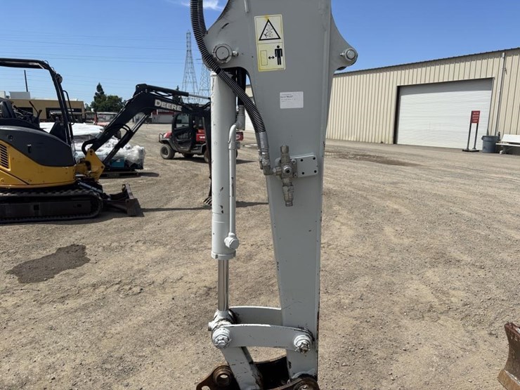 2020-takeuchi-tb240-image-16