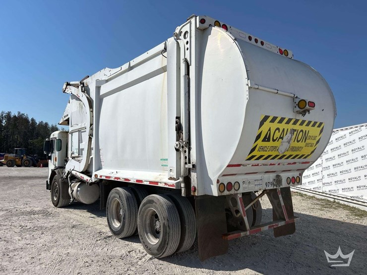 2015-peterbilt-320-image-4