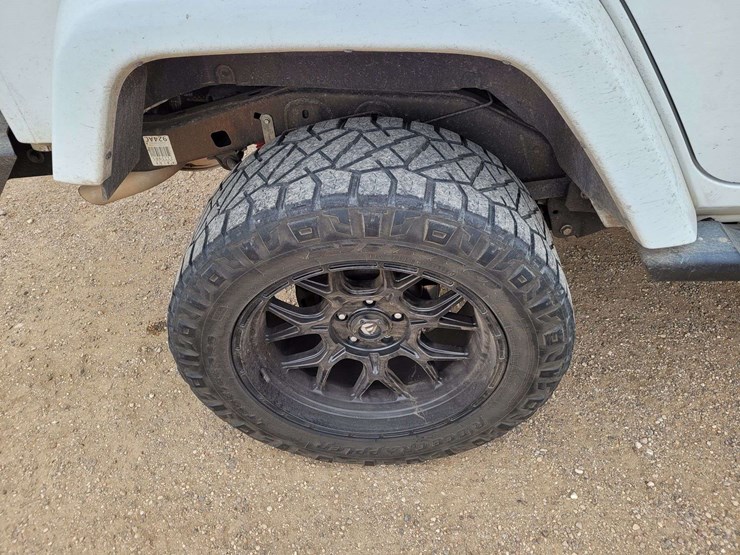 2014-jeep-wrangler-unlimited-sahara-image-6