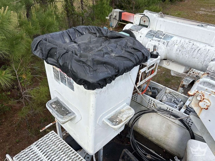 2010-freightliner-m2-106-image-14