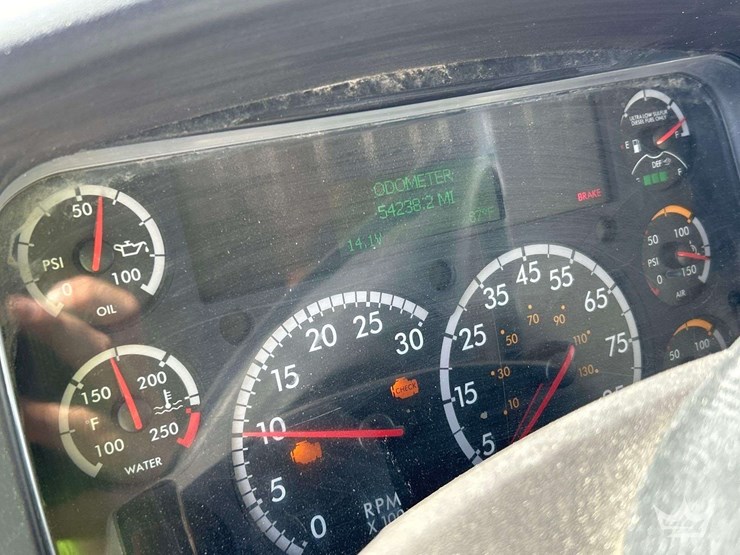 2019-freightliner-m2-106-image-13