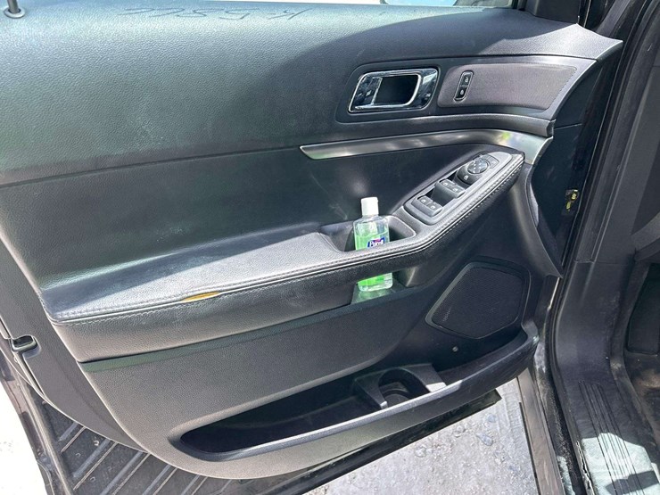 2017-ford-explorer-image-11