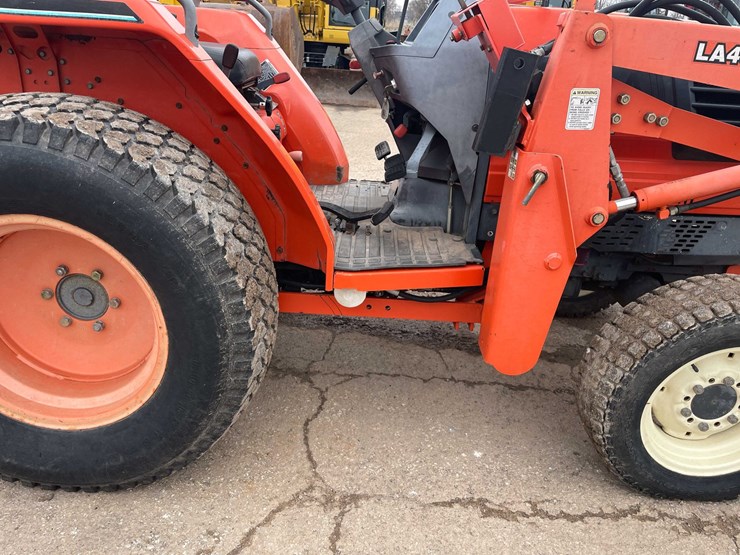#4056-•-kubota-tractor-image-35