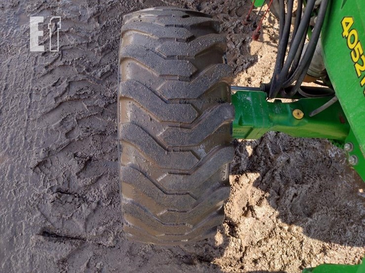 2017-john-deere-4052r-image-21