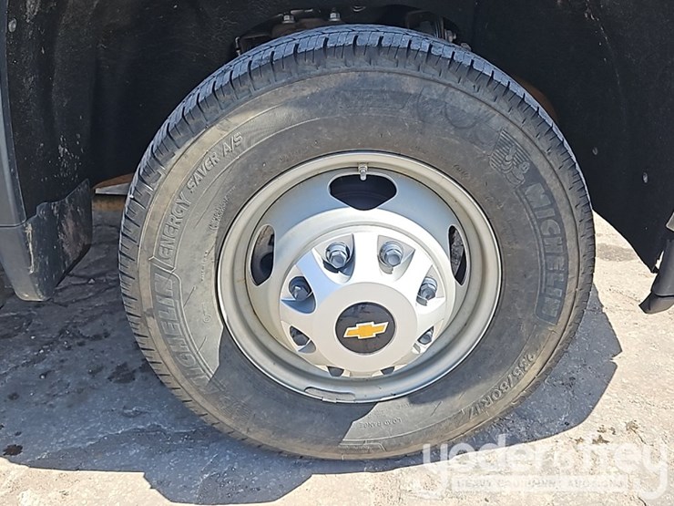 2022-chevrolet-3500hd-image-11