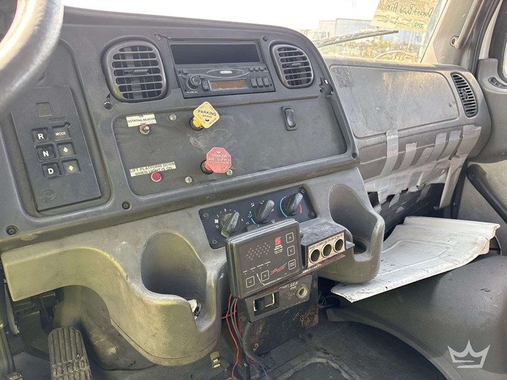2007-freightliner-m2-106-image-37