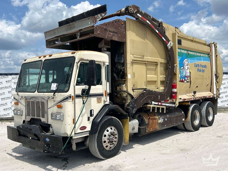 2015-peterbilt-320-image-1