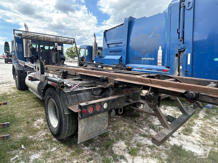 2015-peterbilt-320-image-4