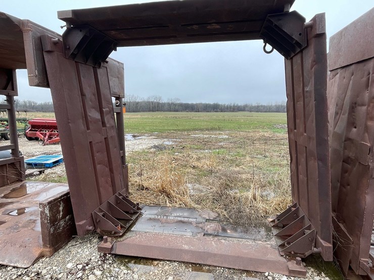 #4069-•-man-hole-trench-box-image-1