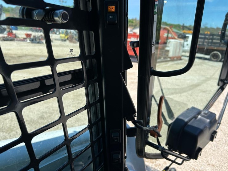 2023-bobcat-t770-image-27