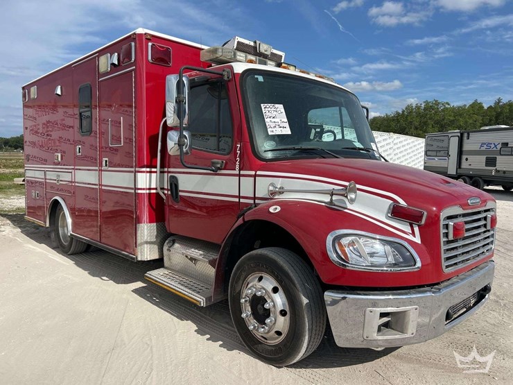 2005-freightliner-fld120-image-2