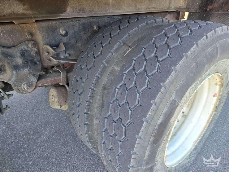 2016-freightliner-m2-106-image-32